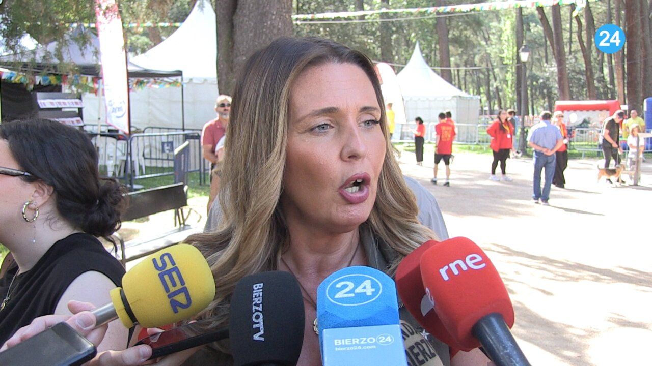 Patricia González de Vox hablando ante los medios en Ponferrada