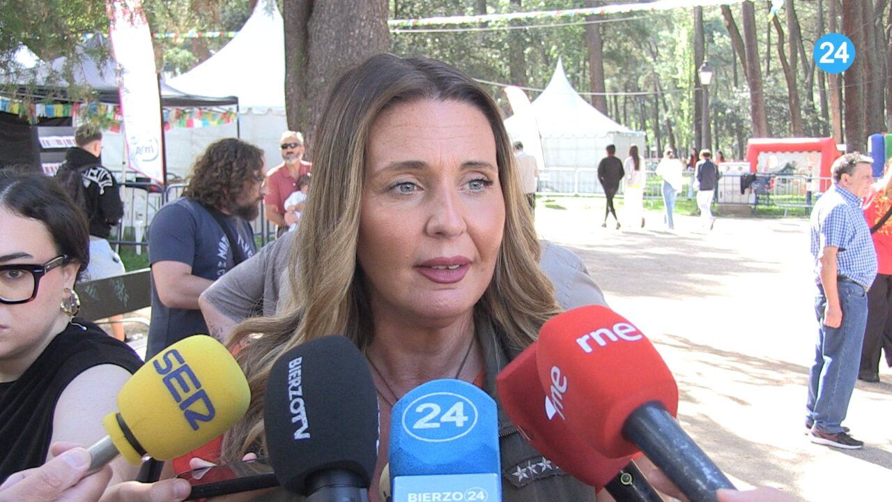 Patricia González hablando con periodistas en Ponferrada