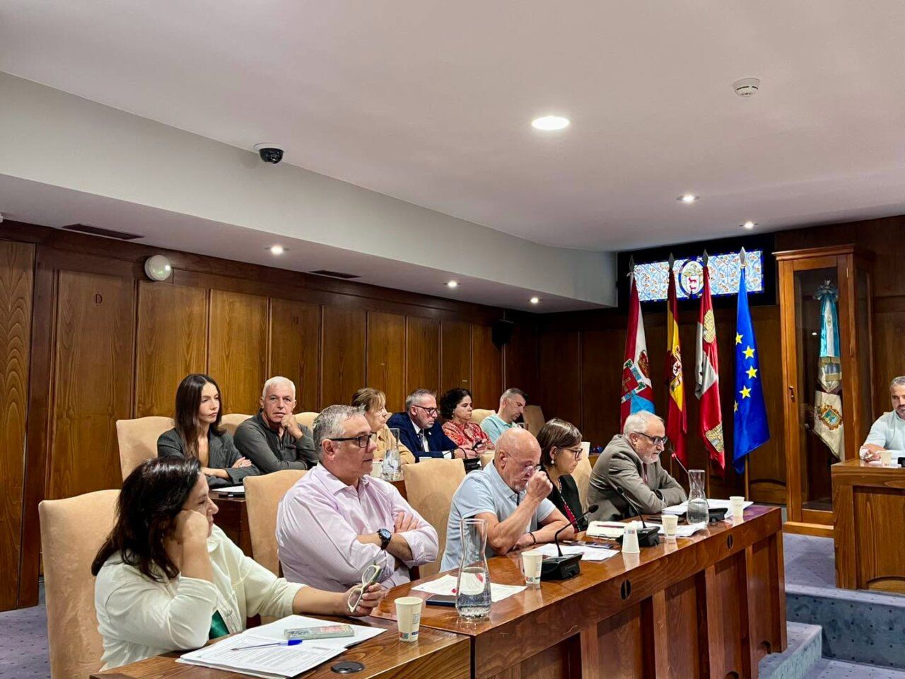 Reunión del Pleno municipal de Ponferrada con varios concejales presentes