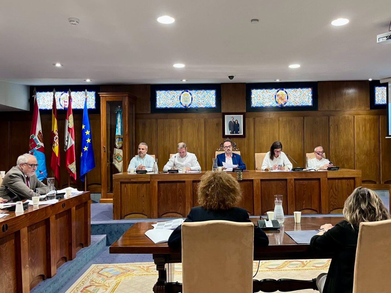 Reunión del Pleno municipal de Ponferrada con varios concejales presentes