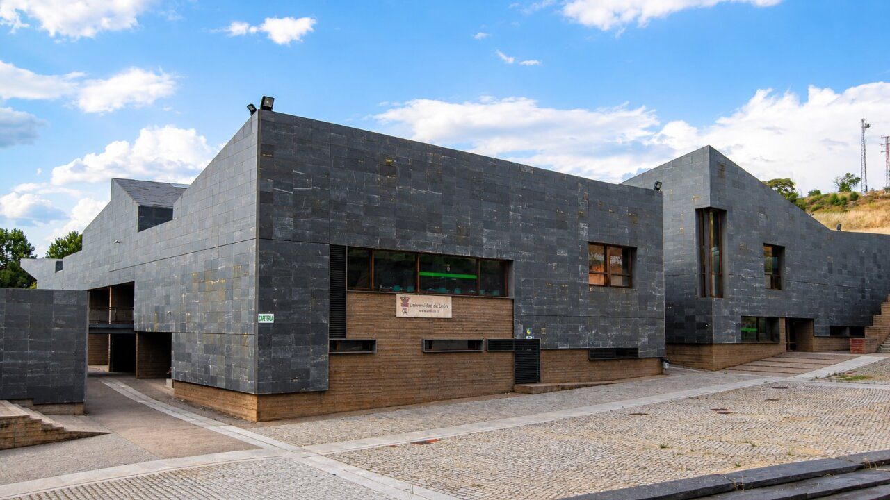 Edificio moderno de la futura Policlínica Universitaria en Ponferrada