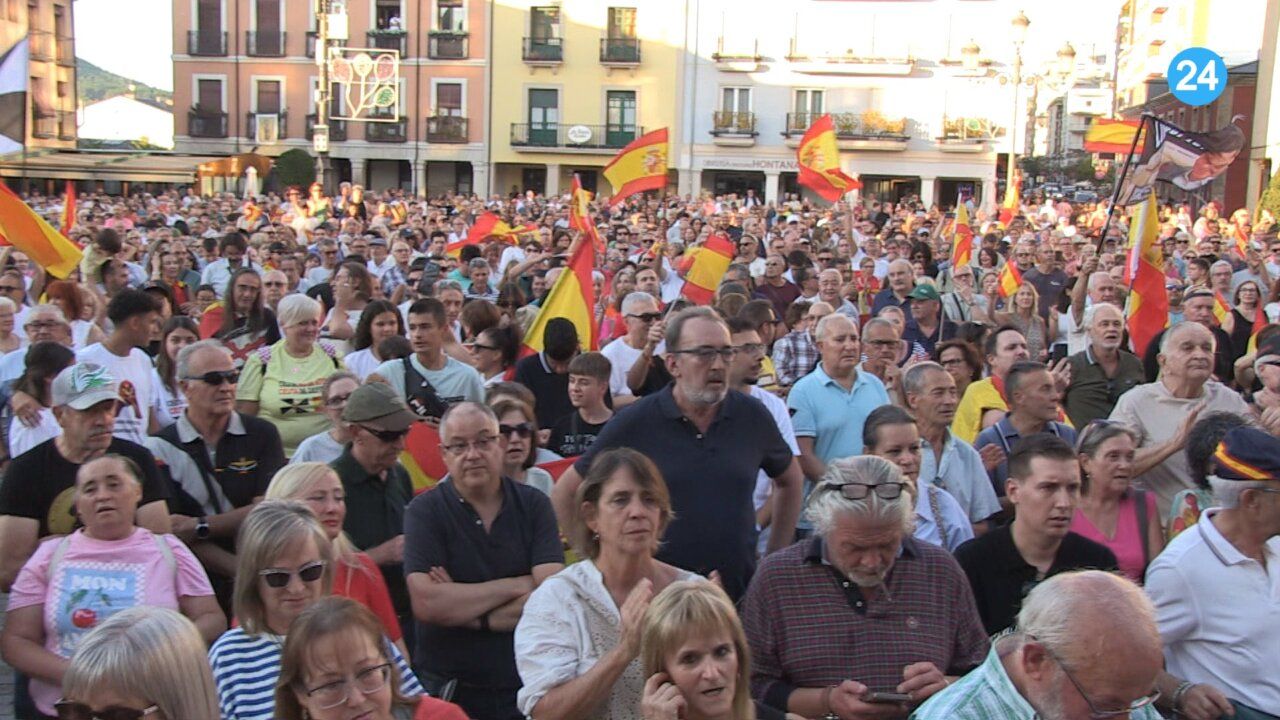 Multitud de personas en Ponferrada mostrando apoyo a Ceuta