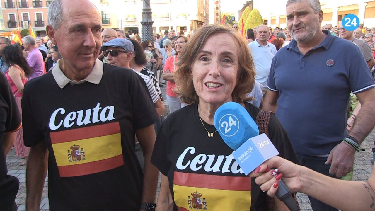 Ciudadanos de Ponferrada mostrando su apoyo a Ceuta en una manifestación.