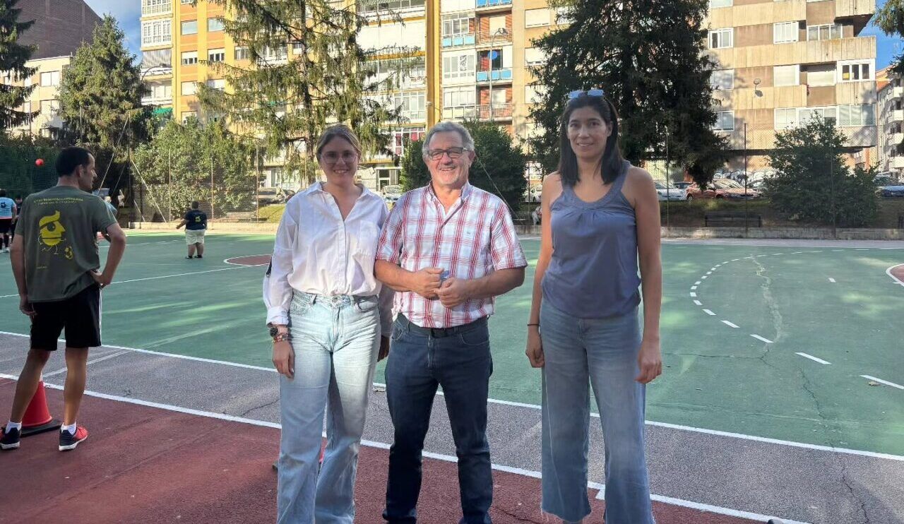 Tres personas posando en una cancha durante la Semana Europea de la Movilidad.