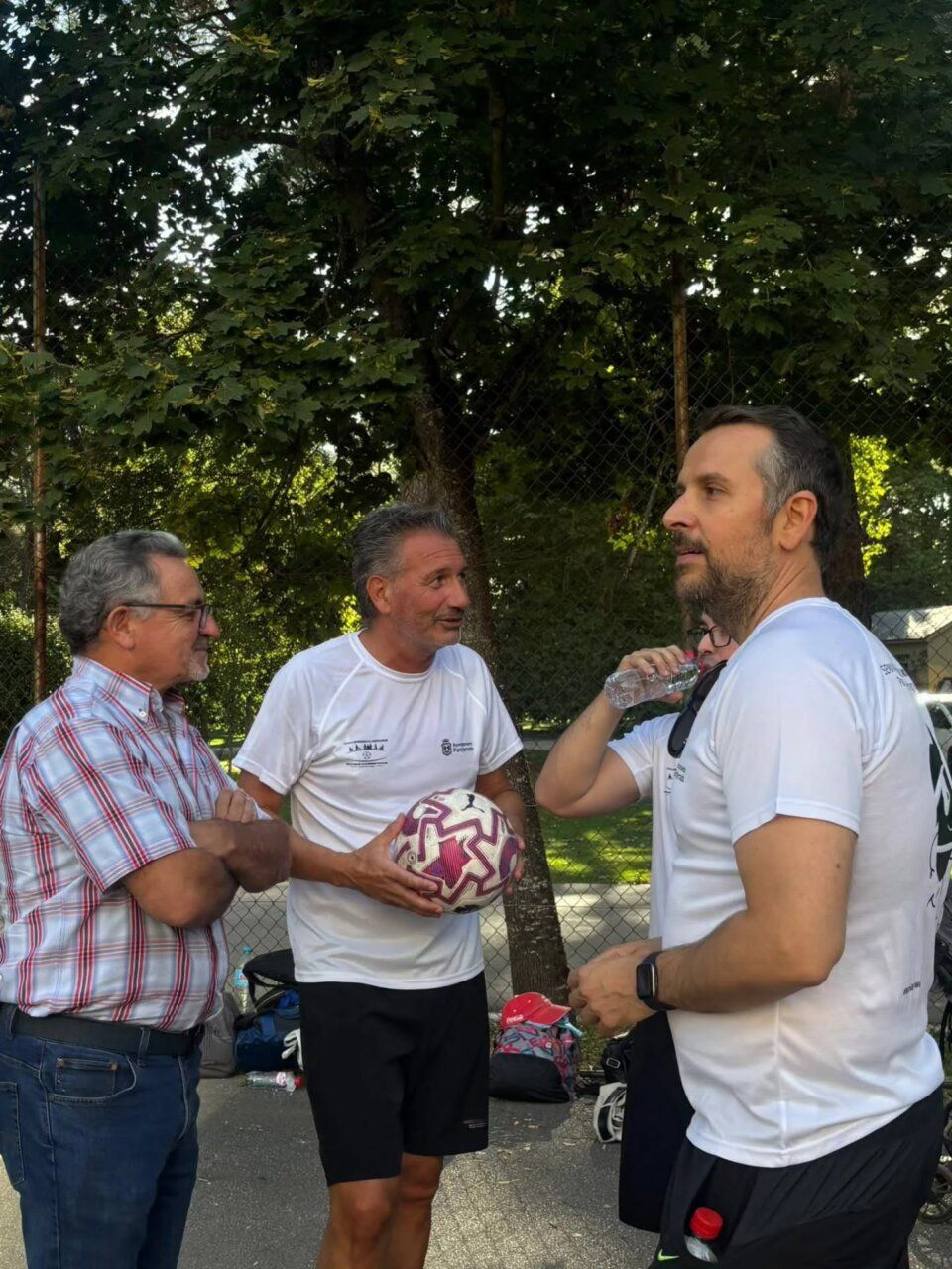 Jugadores conversando antes de un partido de integración en Ponferrada