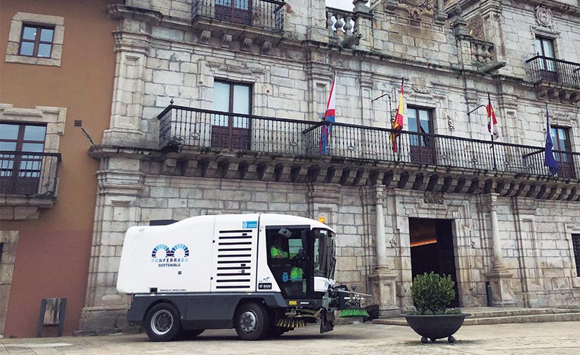 Camión de limpieza en la plaza del Ayuntamiento de Ponferrada