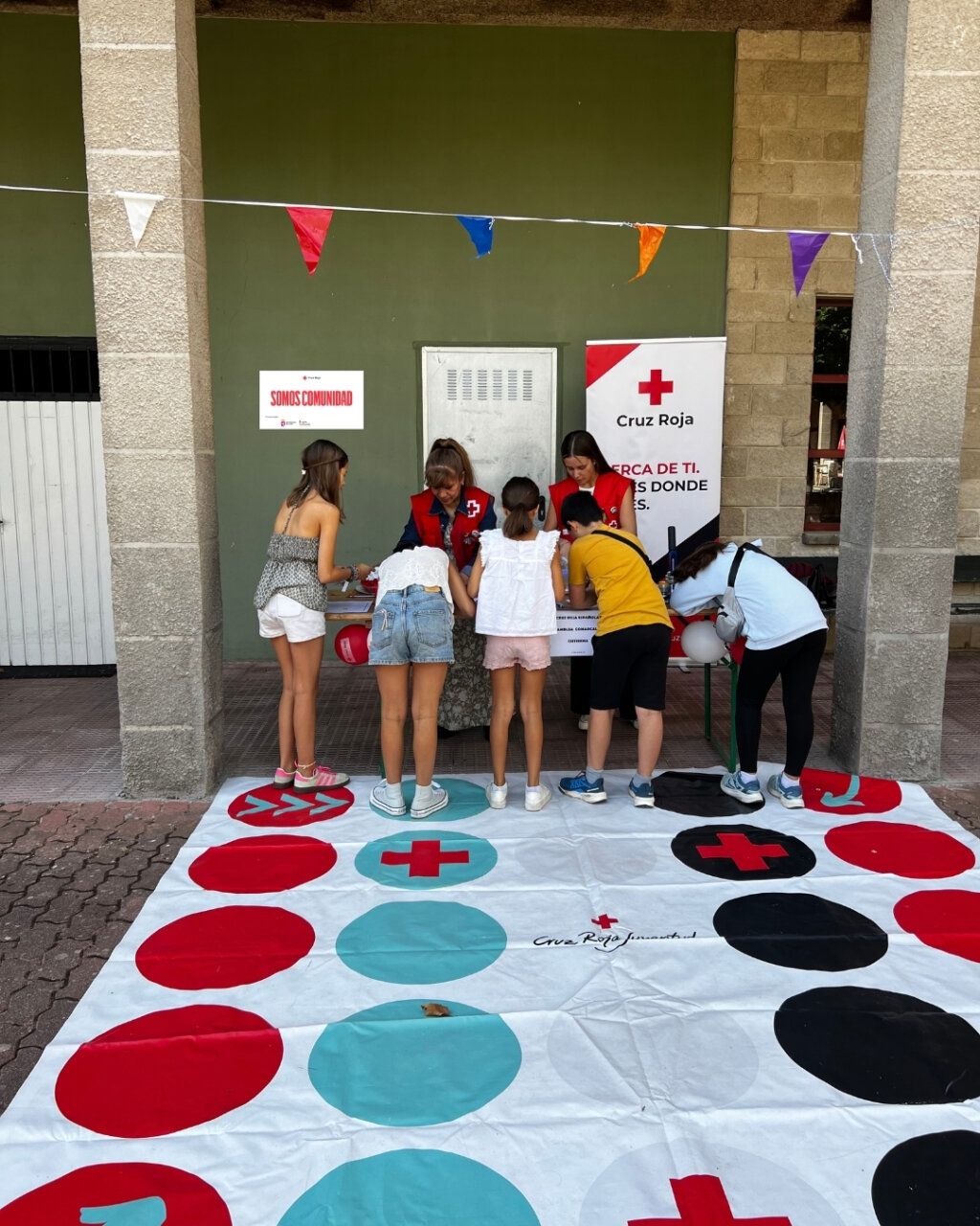 Jóvenes participando en actividades de voluntariado de Cruz Roja en Ponferrada.