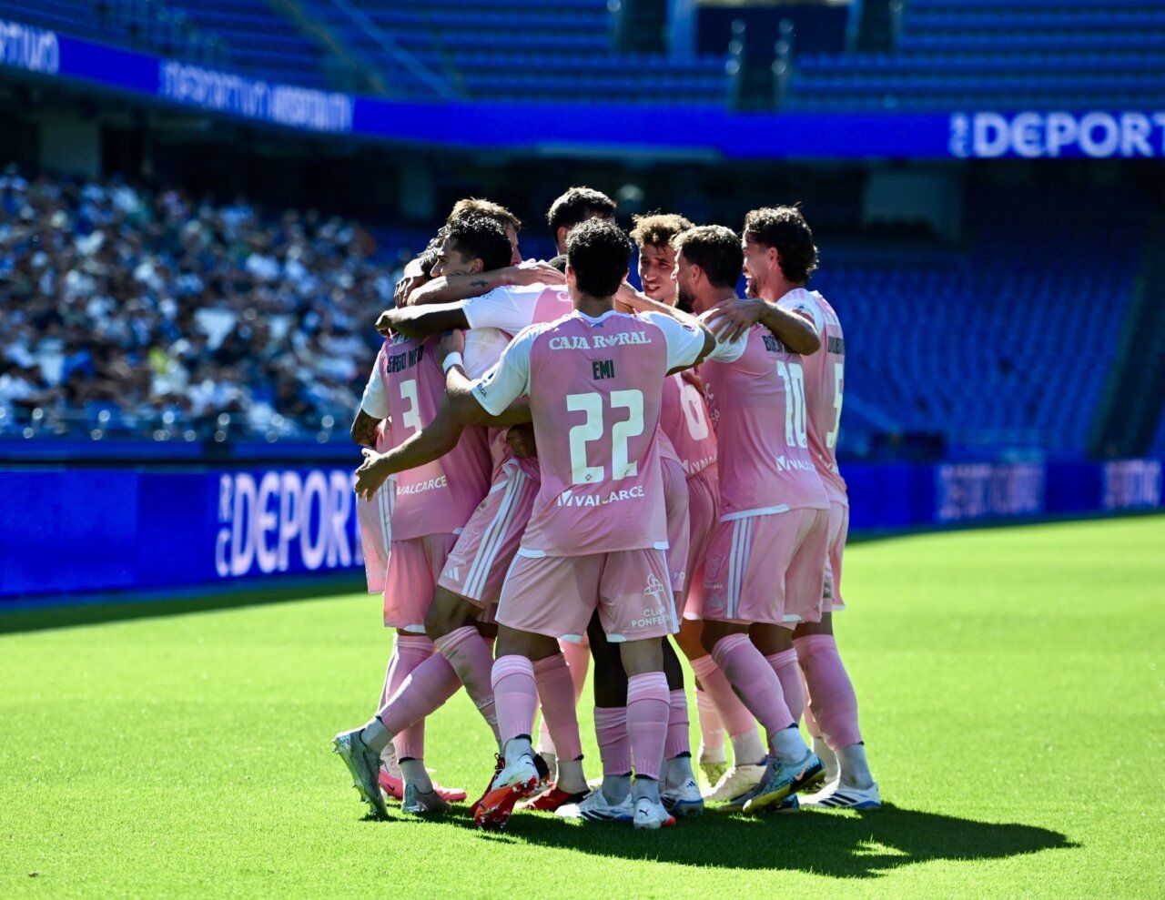 Jugadores de la Ponferradina celebrando un gol en el campo