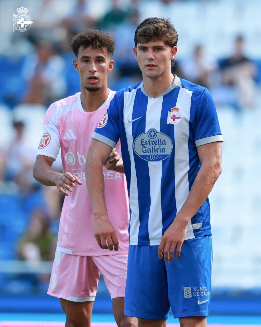 Jugadores de la SD Ponferradina y RC Deportivo en el campo