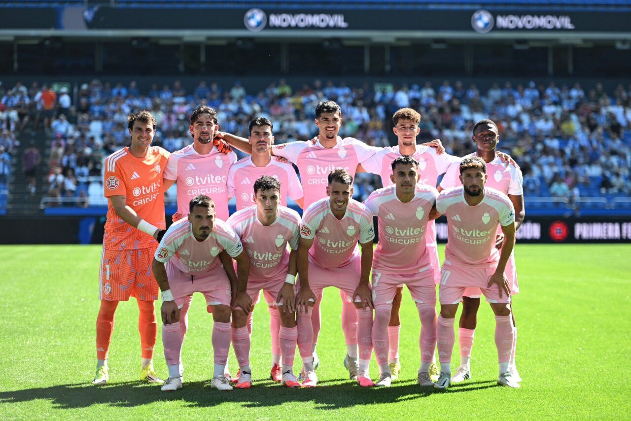 Jugadores del equipo Ponferradina posando en el estadio Riazor