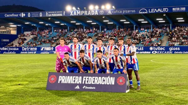 Jugadores de la SD Ponferradina posando antes del partido contra el CD Lugo