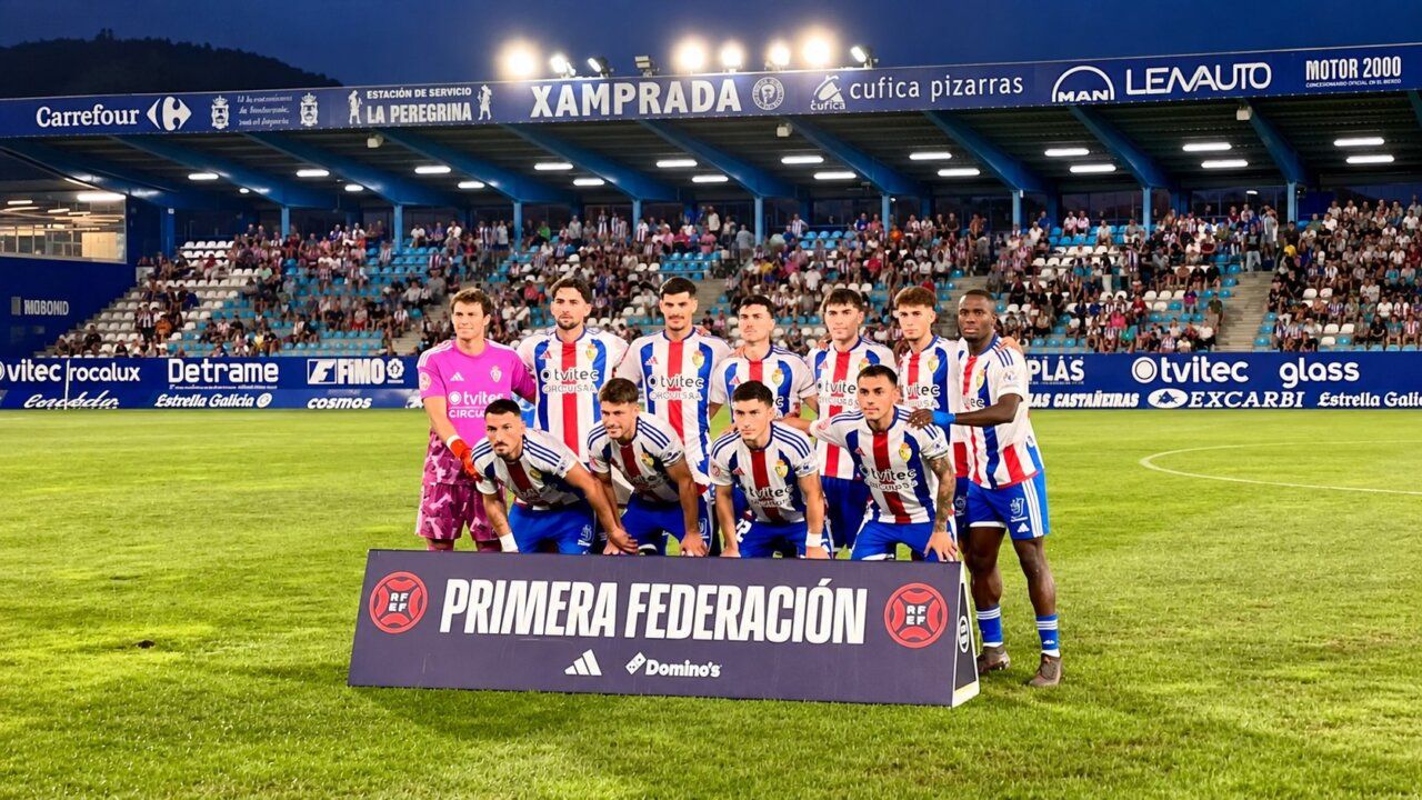 Jugadores de la SD Ponferradina posando antes del partido contra el CD Lugo