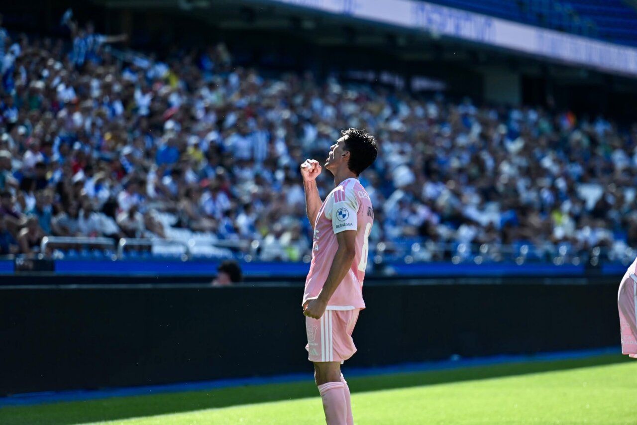 Jugador de la Ponferradina en un partido en Riazor