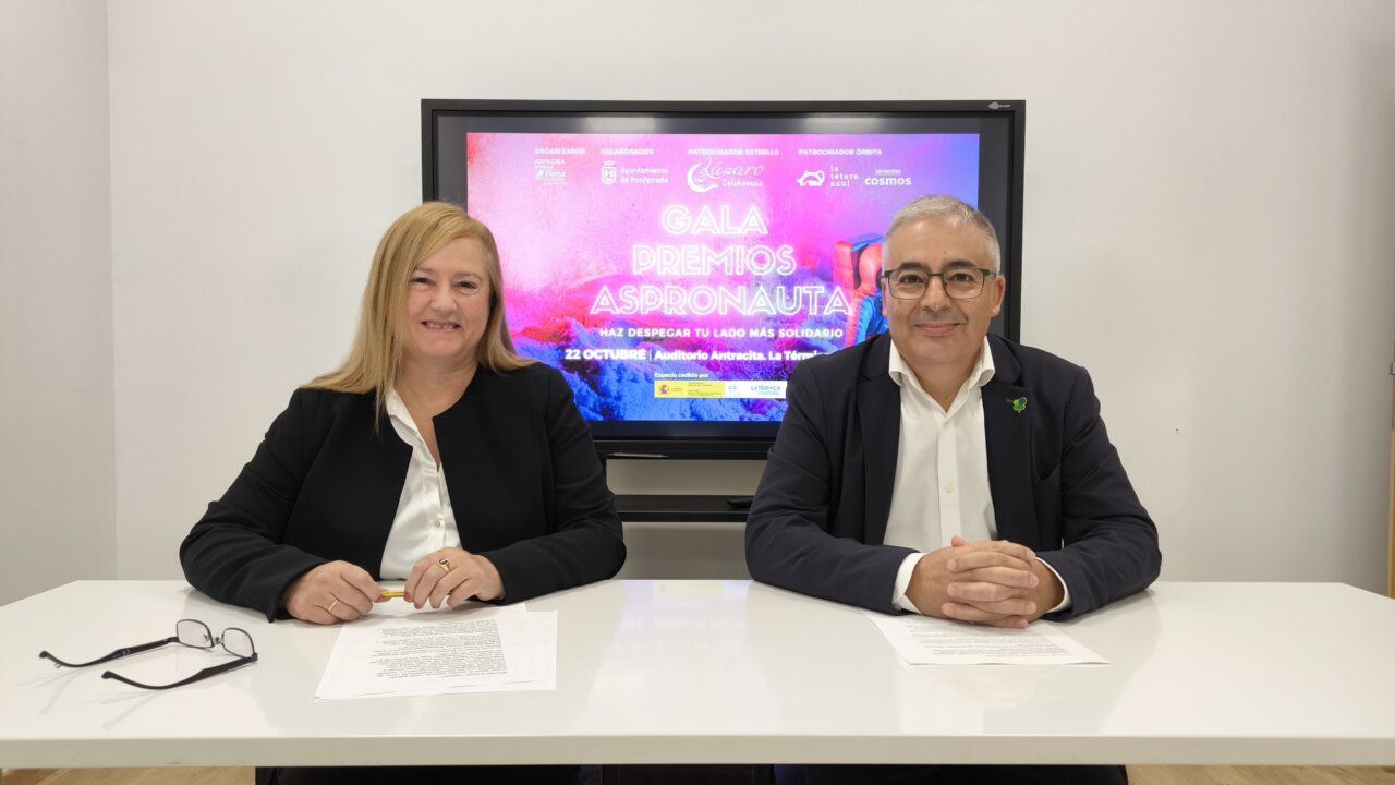 Dos personas sentadas en una mesa durante la gala de los Premios Aspronauta 2026