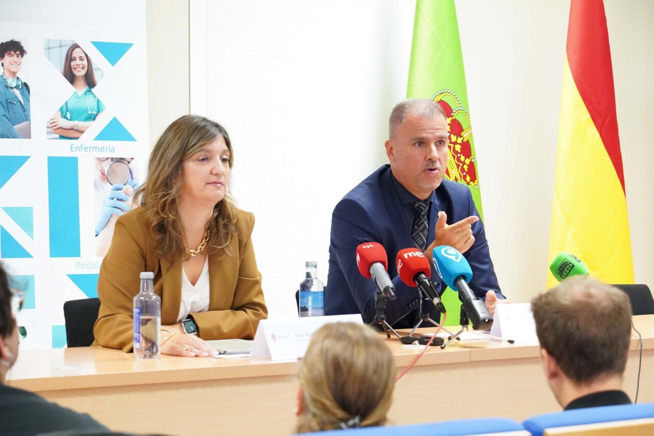 Presentación de datos de matrícula en la Universidad de León con dos ponentes