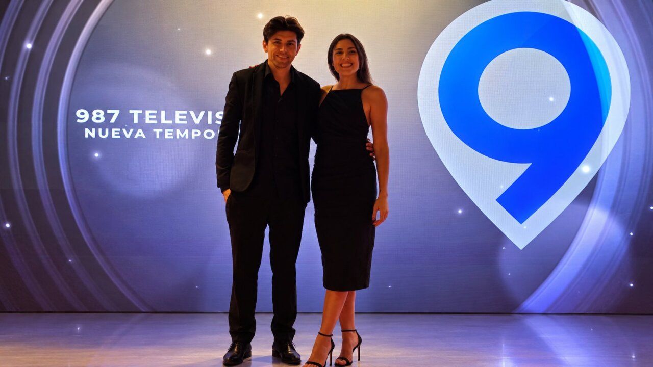 Presentación de la nueva temporada de 987 Televisión con dos presentadores