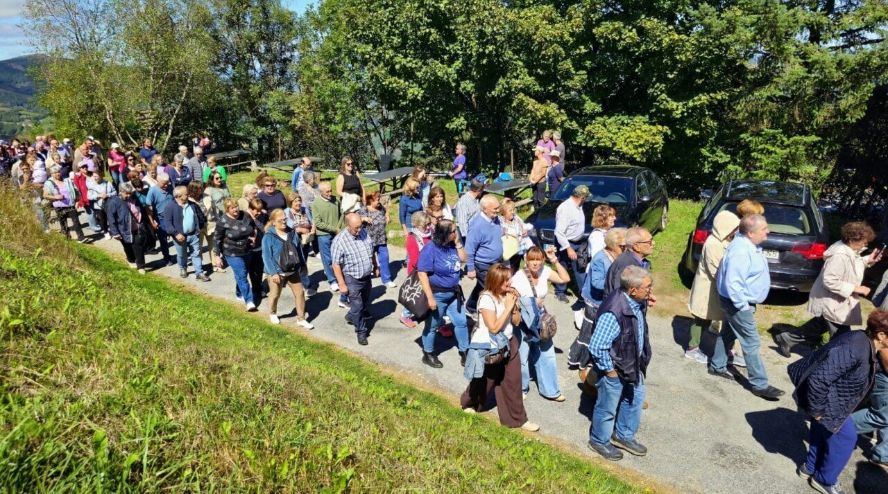 Multitud de personas participando en la procesión del Santo Milagre en O Cebreiro