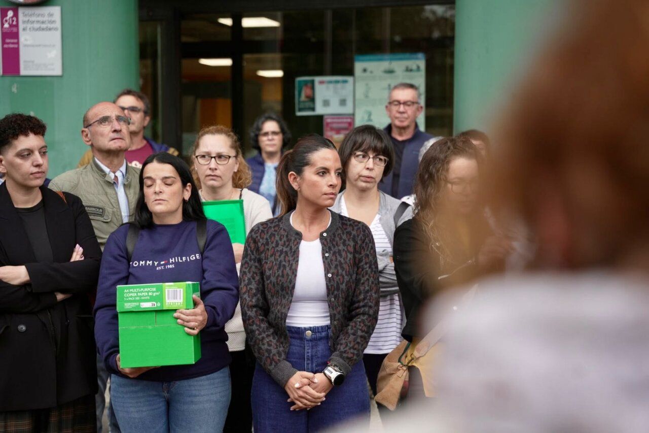 Grupo de personas sosteniendo cajas en una protesta en Toreno