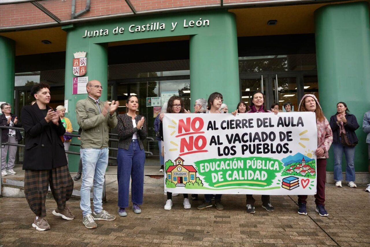 Concentración en la Junta de Castilla y León contra la unificación de aulas de Infantil