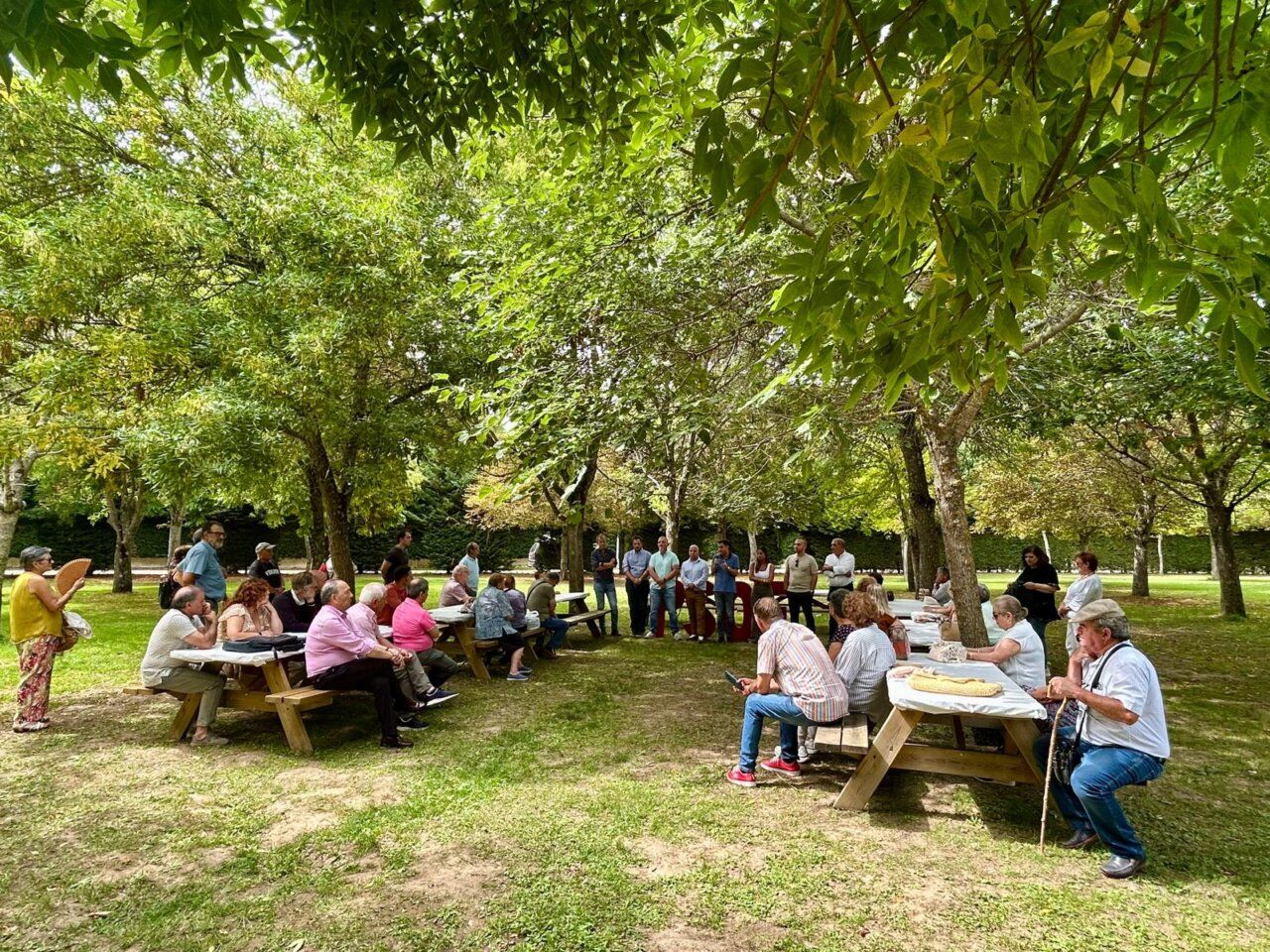 Reunión del PSOE en Boñar con representantes socialistas en un entorno natural