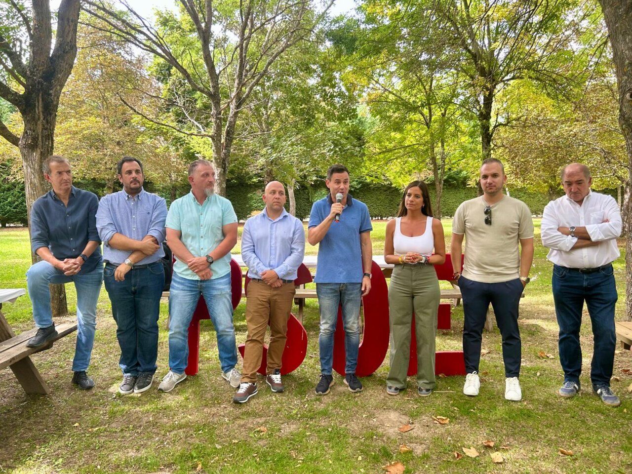 Representantes del PSOE en la Fiesta de la Rosa en Boñar
