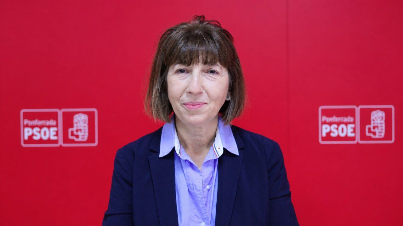 Mujer en conferencia del PSOE de Ponferrada sobre formación profesional
