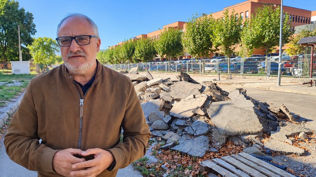 Político del PSOE hablando sobre retrasos en obras municipales en Ponferrada