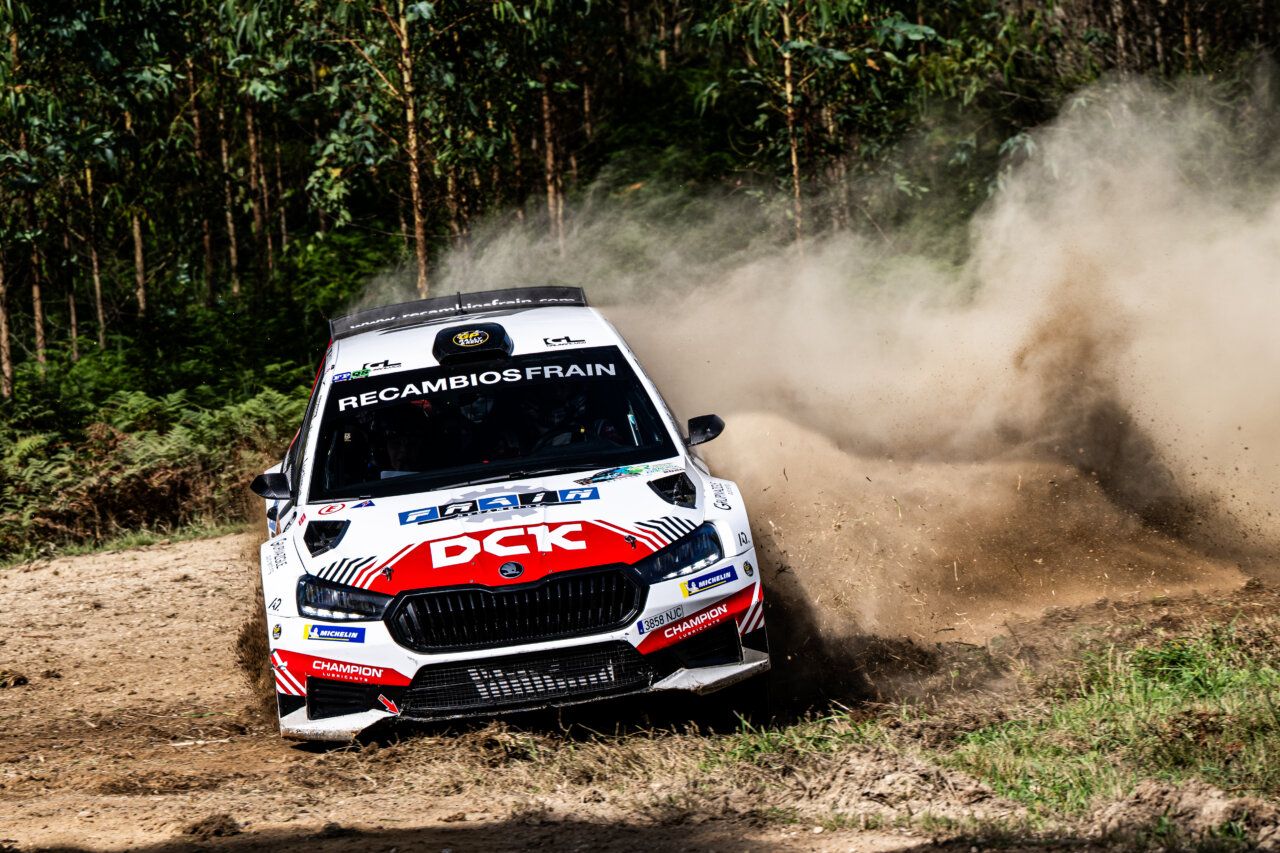 Coche de rally Škoda Fabia RS Rally2 en acción en Galicia