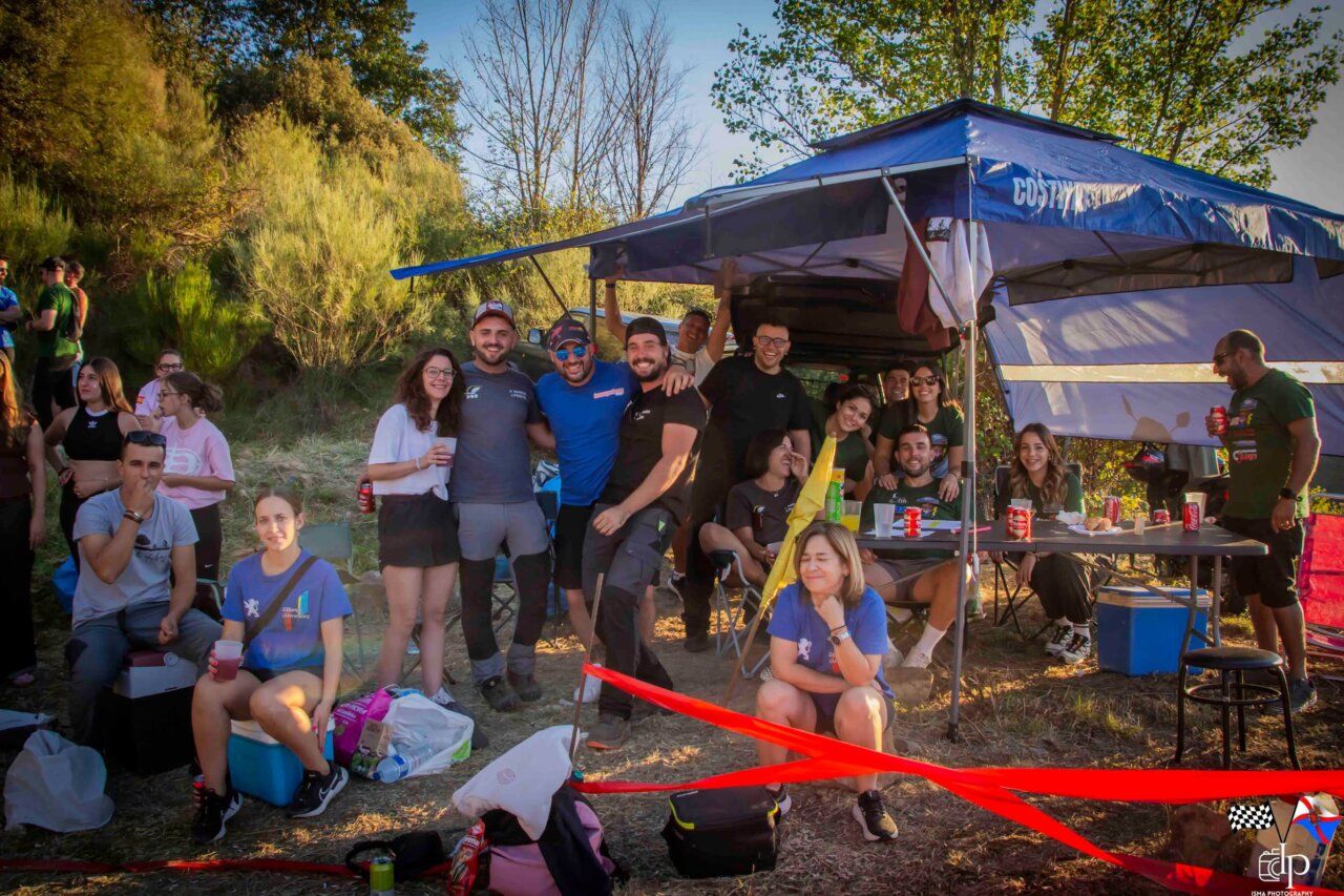 Grupo de personas celebrando en el Rallysprint Villa de Toreno