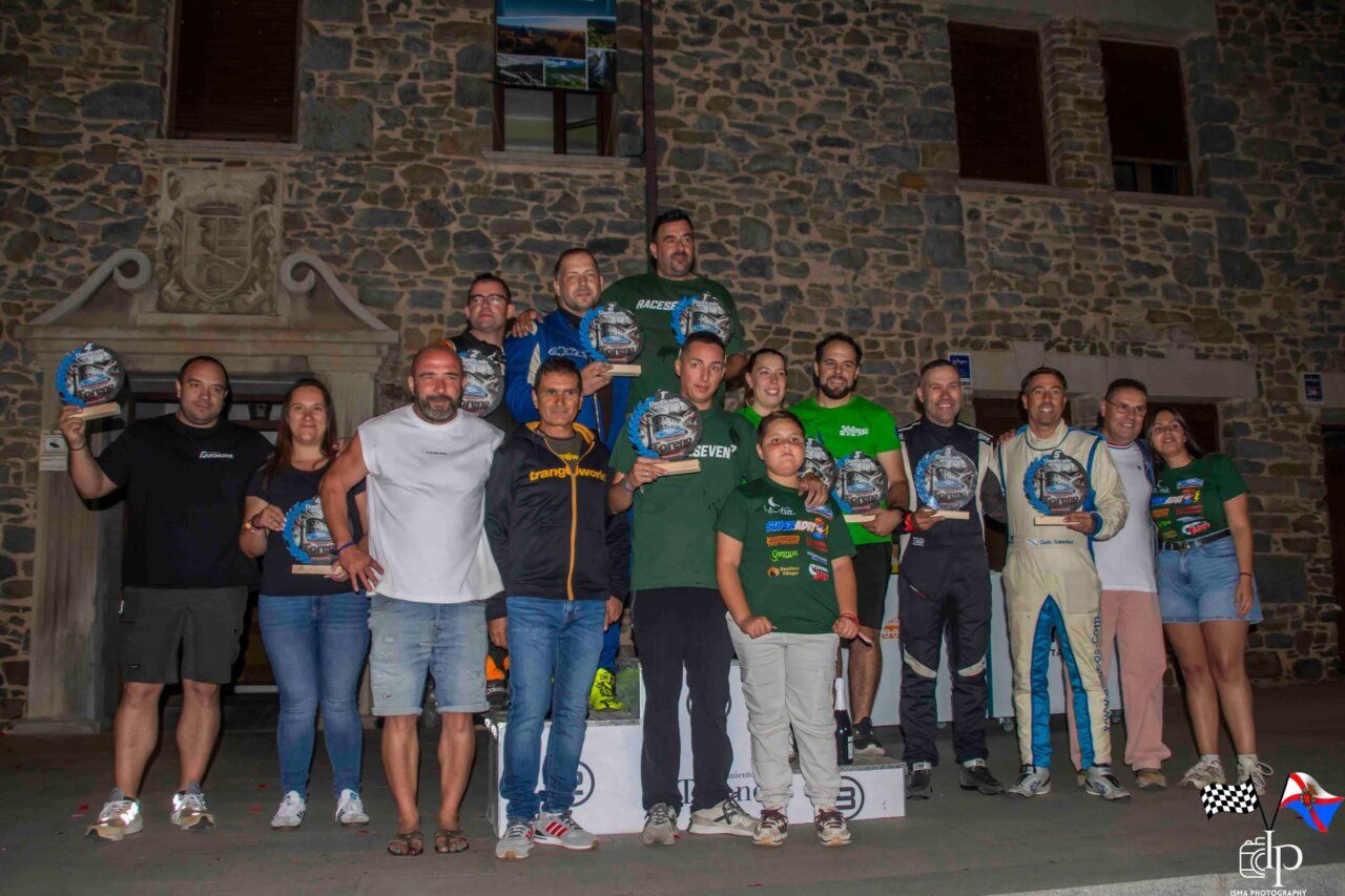 Grupo de participantes en el Rallysprint Villa de Toreno con trofeos