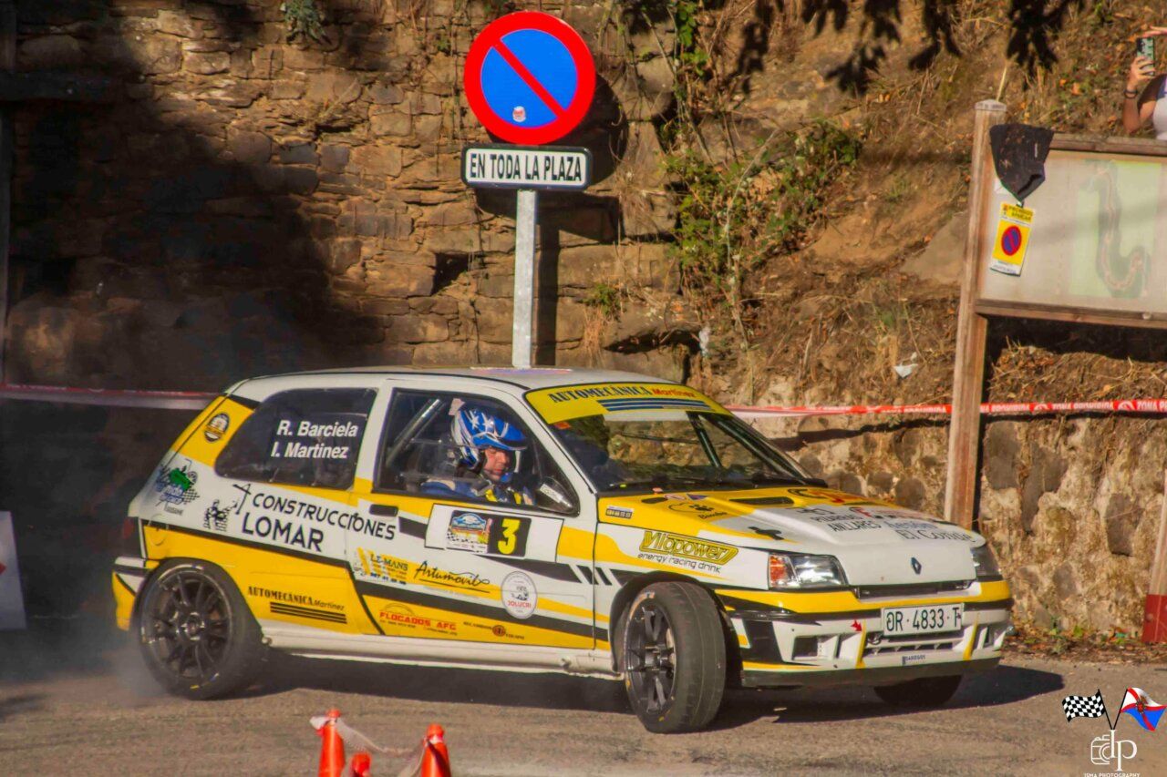 Coche de rally en acción durante el Rallysprint Villa de Toreno