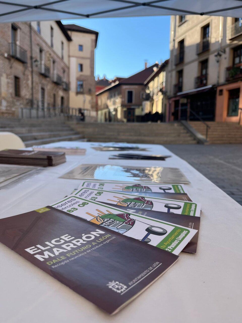 Folletos de campaña sobre recogida orgánica en León en la Plaza de Don Gutierre