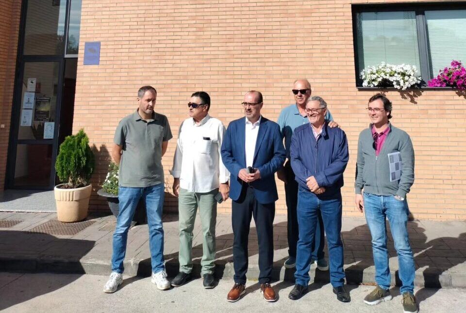Grupo de personas frente al Centro Cívico de Santo Tomás de las Ollas