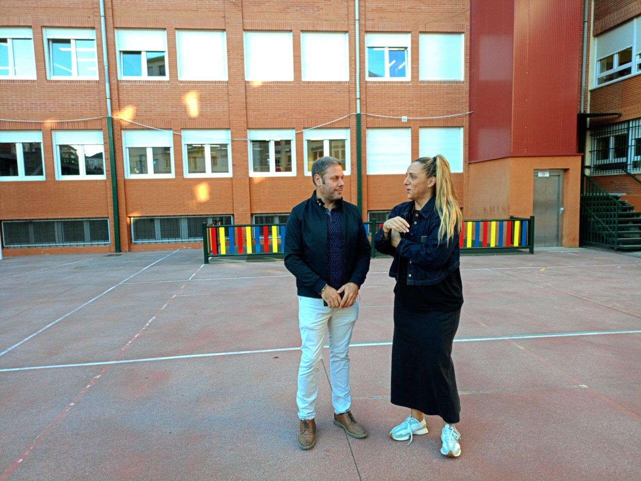 Iván Alonso y directora en el CEIP Navaliegos tras la renovación