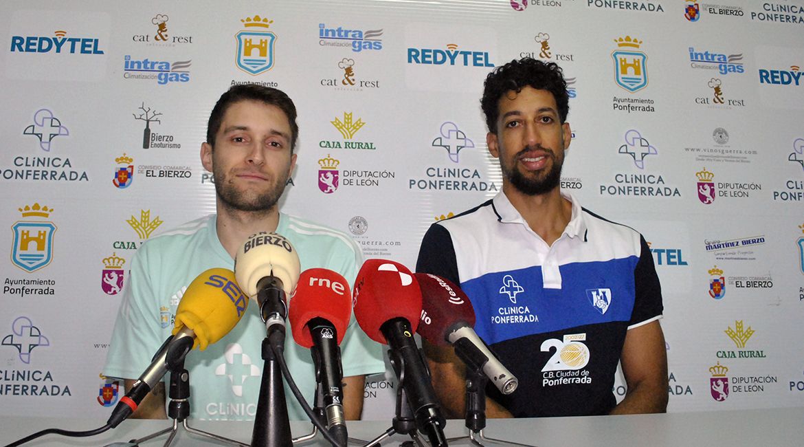 Samuel Conde en rueda de prensa con micrófonos y logos de patrocinadores