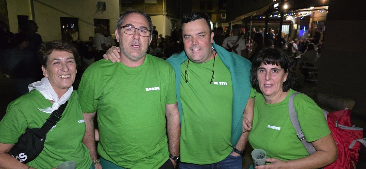 Grupo de amigos disfrutando en la Ruta de la Cerveza en Camponaraya