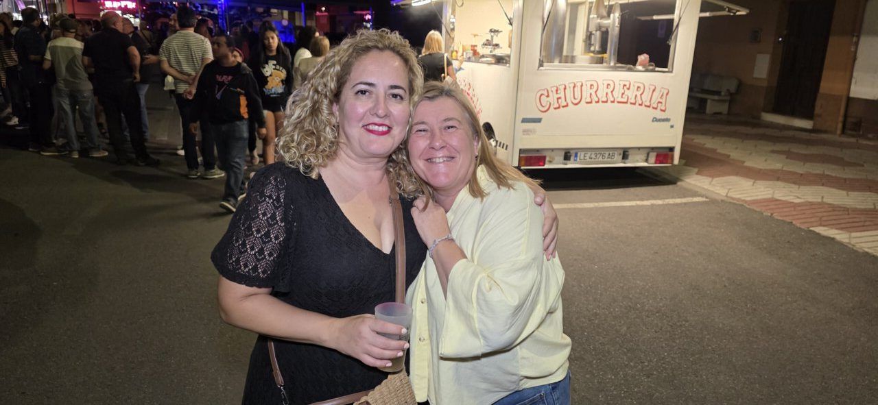 Dos mujeres sonriendo en la Ruta de la Cerveza en Camponaraya