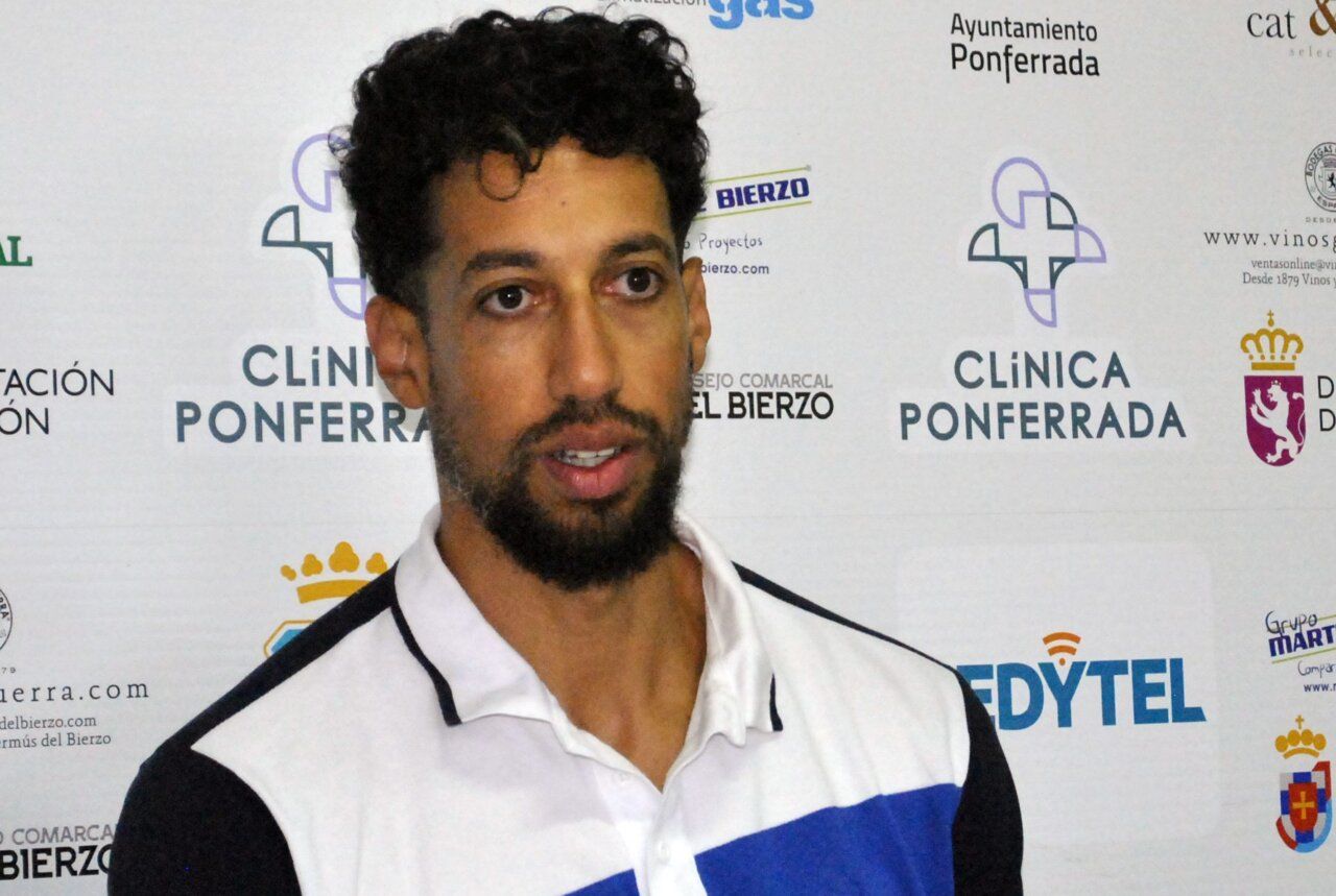 Samuel Conde, entrenador del Clínica Ponferrada, en una conferencia de prensa.