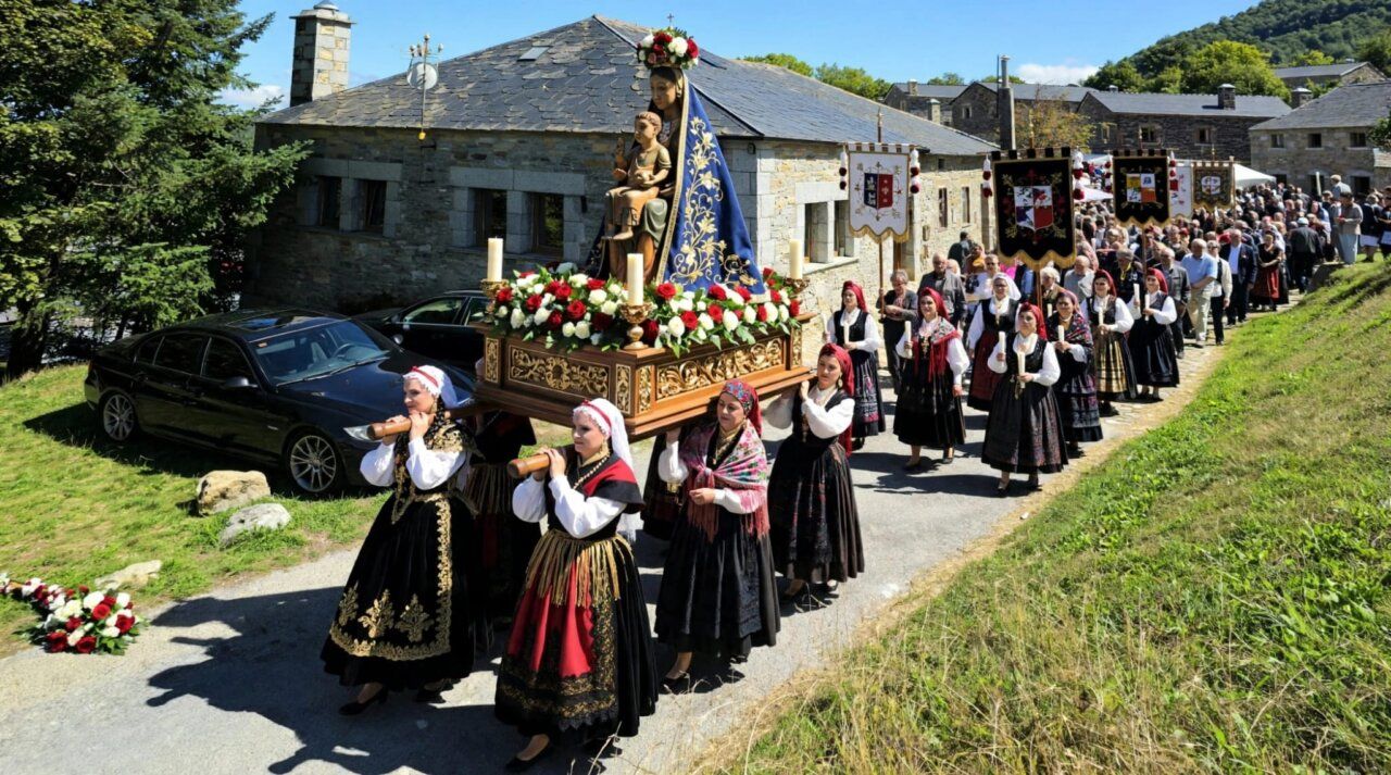 Multitudinaria procesión en O Cebreiro durante la celebración del Santo Milagre.