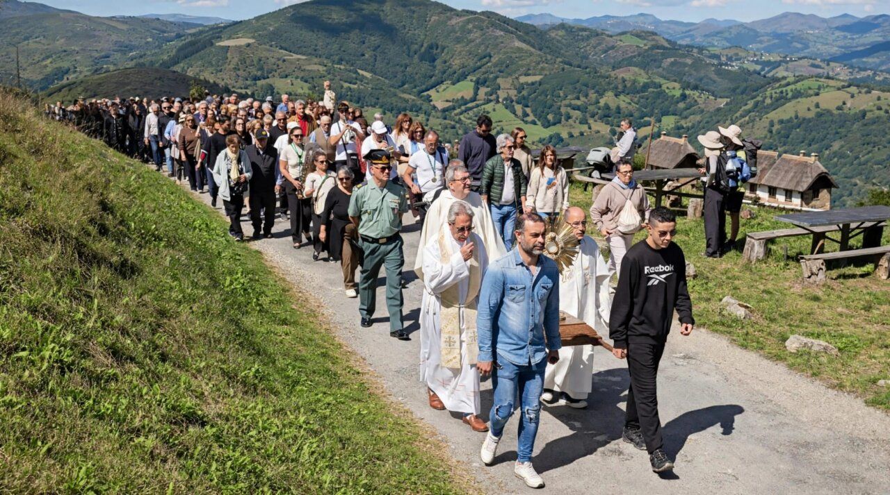 Multitudinaria procesión en O Cebreiro durante la celebración del Santo Milagre