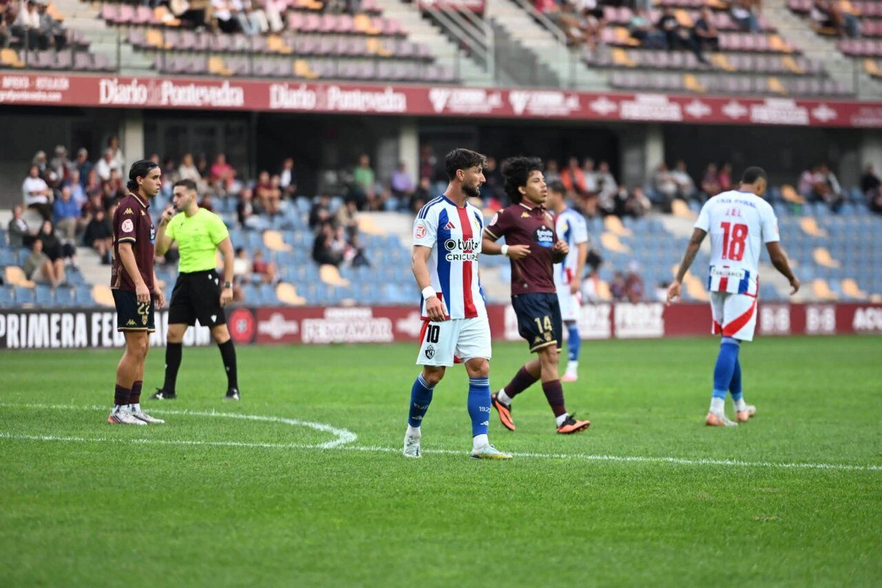 Jugadores de SD Ponferradina y Pontevedra CF en el Estadio Municipal de Pasarón