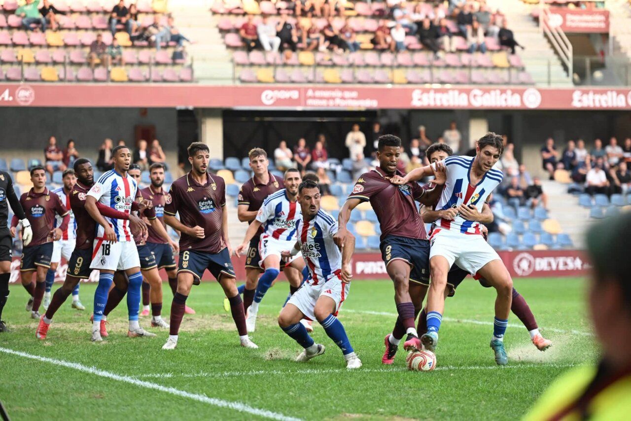 Jugadores de SD Ponferradina y Pontevedra CF durante un partido en Pasarón