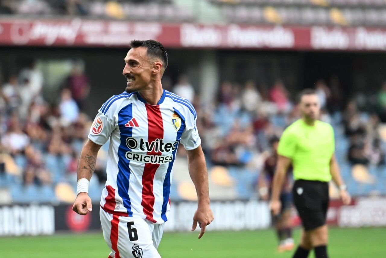Jugador de la SD Ponferradina celebrando un gol en el Estadio Municipal de Pasarón