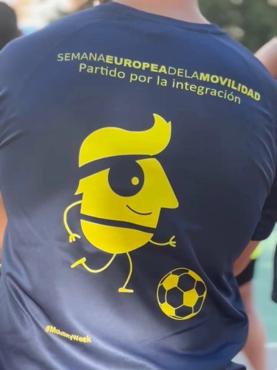 Persona con camiseta de la Semana Europea de la Movilidad en un partido