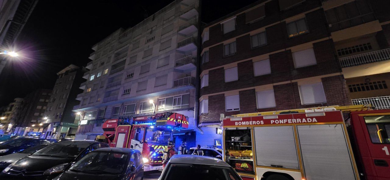 Intervención de bomberos en un edificio tras un susto por barbacoa