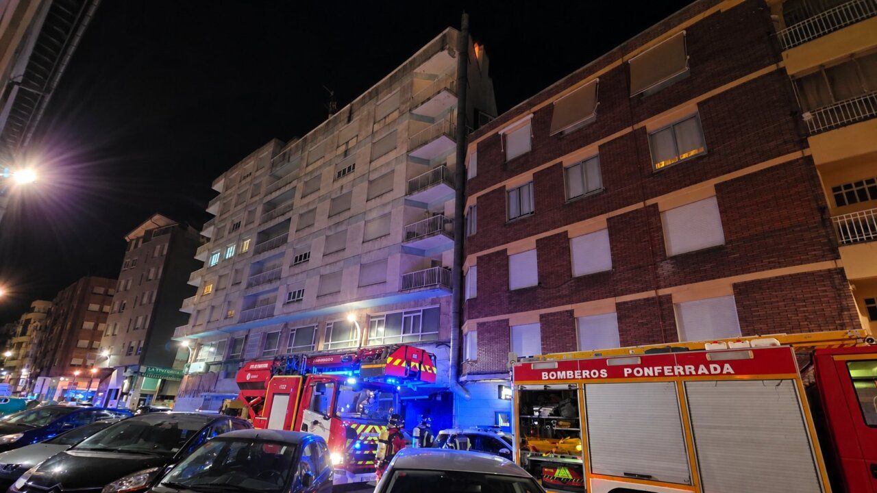 Intervención de bomberos en un edificio por llamas en Ponferrada