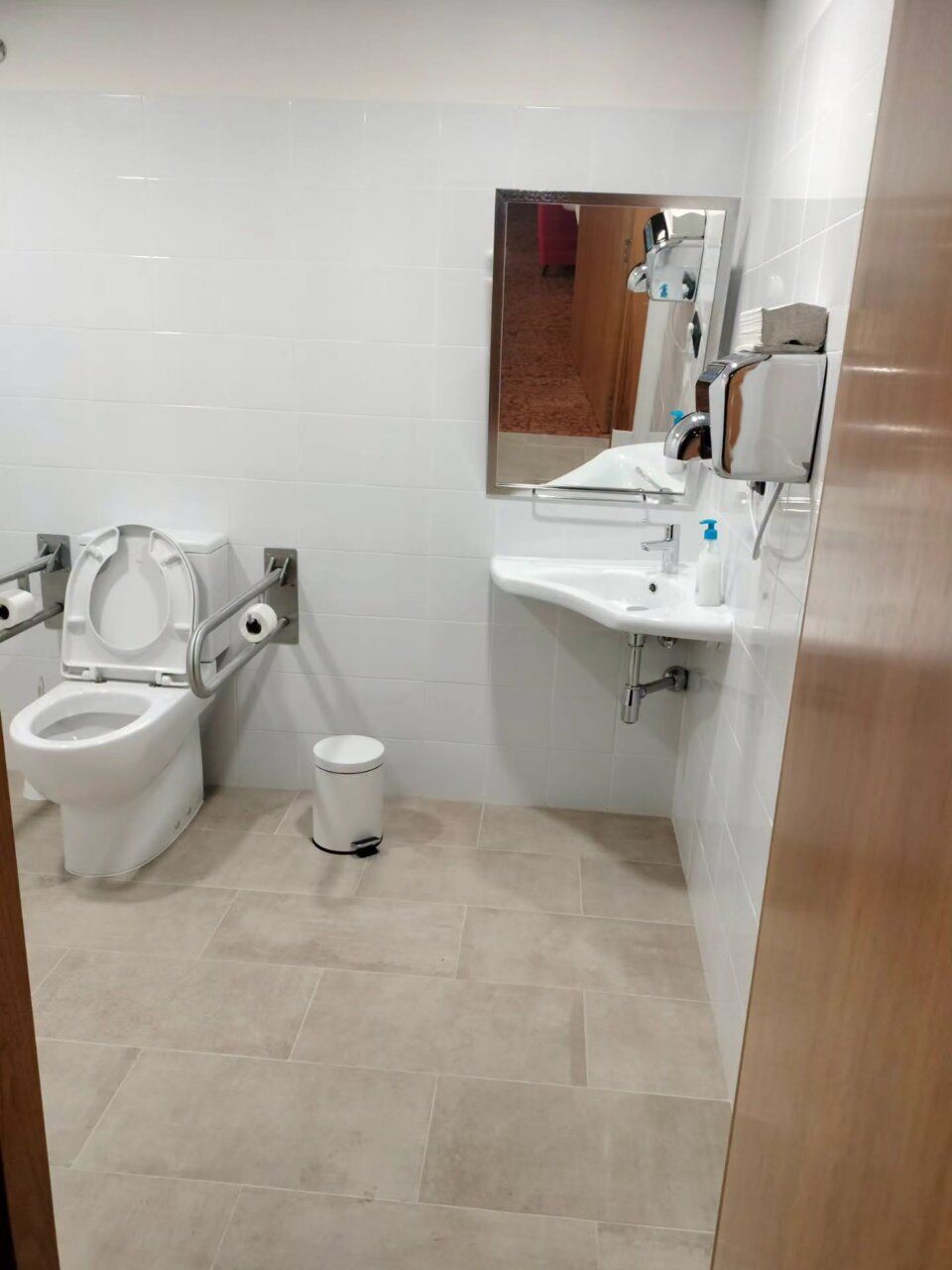 Baño accesible en el Teatro Bergidum de Ponferrada