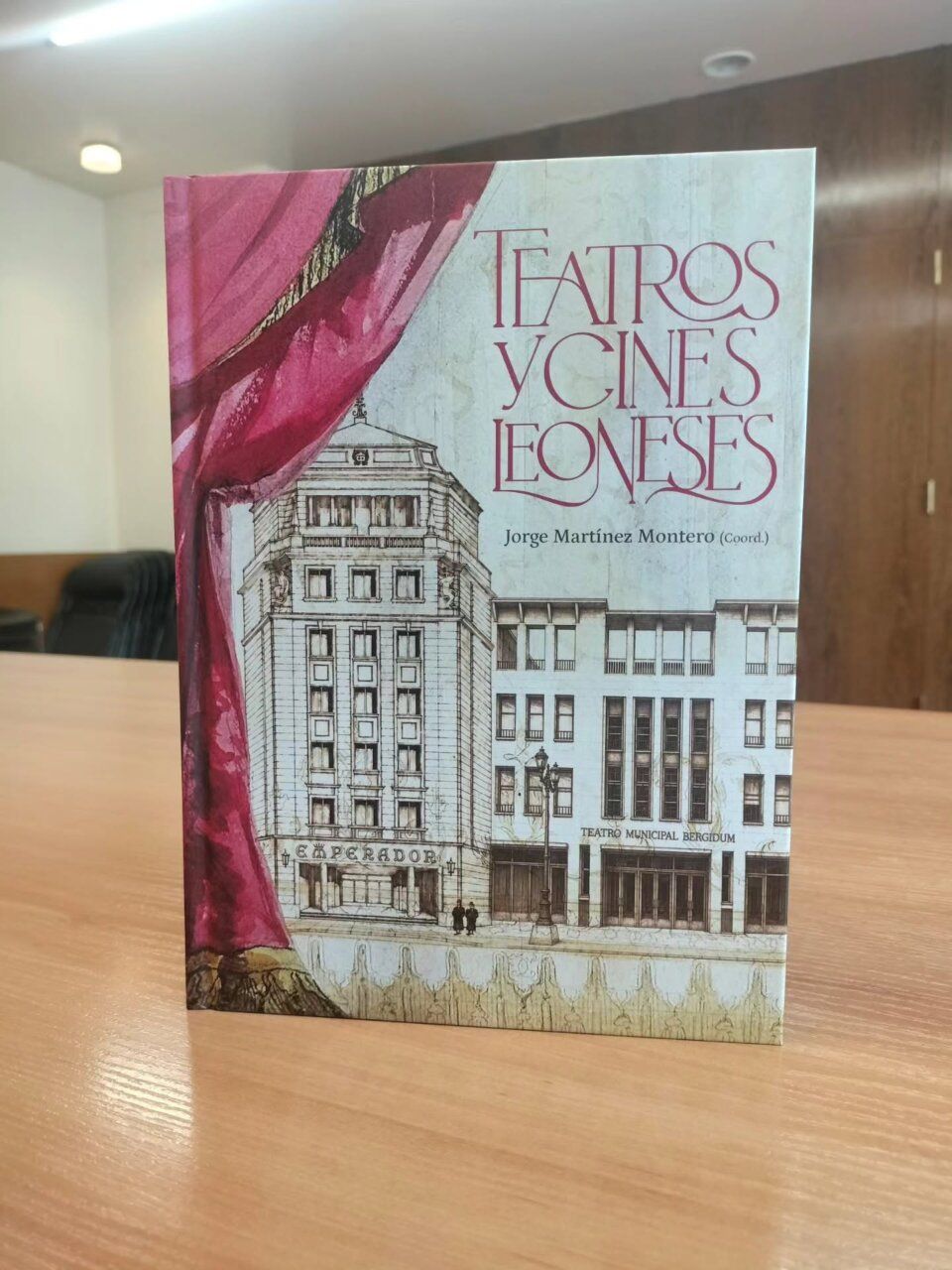 Portada del libro sobre teatros y cines leoneses con ilustraciones