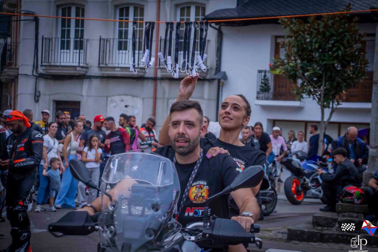 Participantes en la IV Quedada Motera en Toreno con motos y público