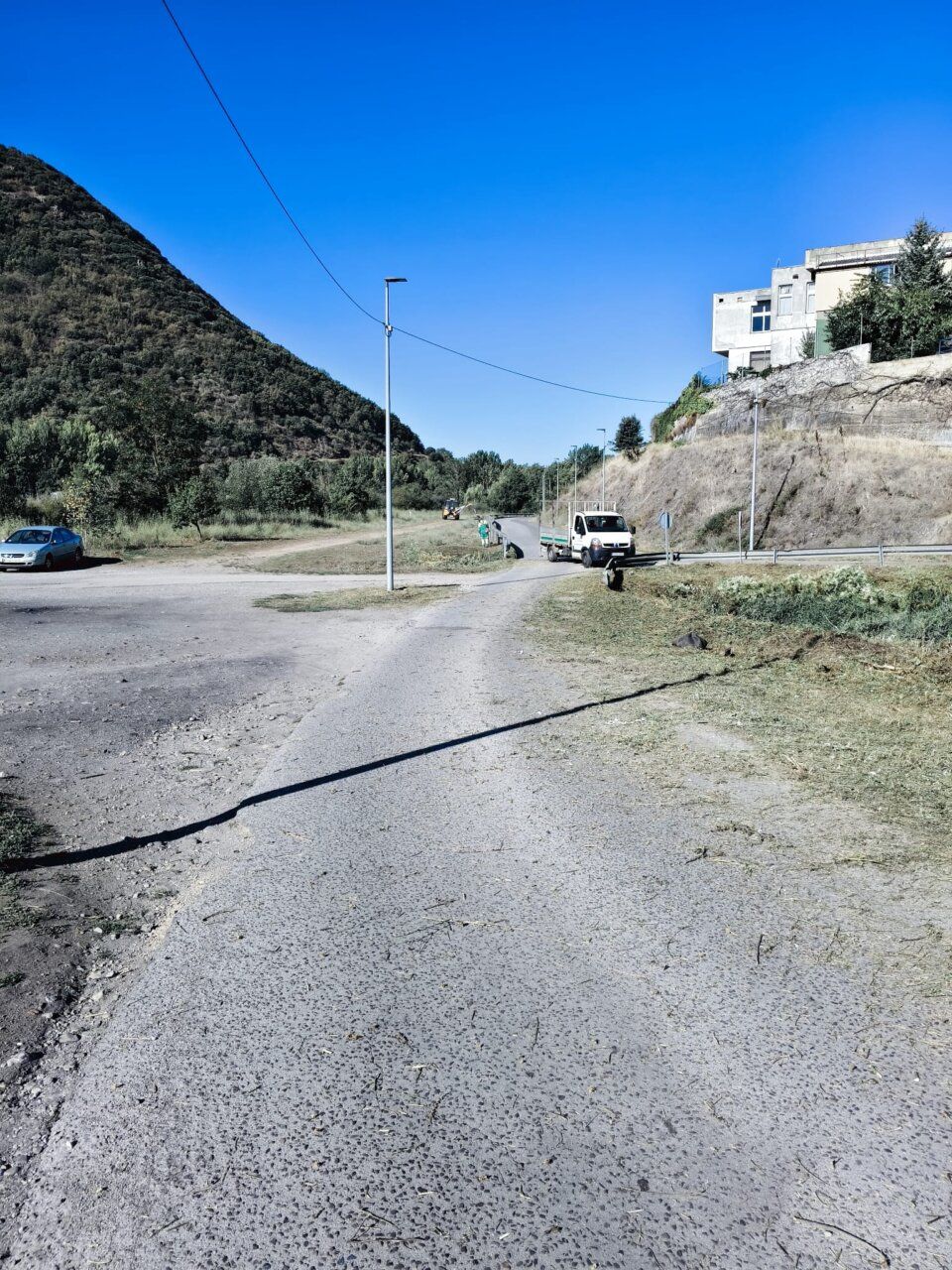 Trabajos de limpieza con maquinaria en Ponferrada durante alerta de incendios